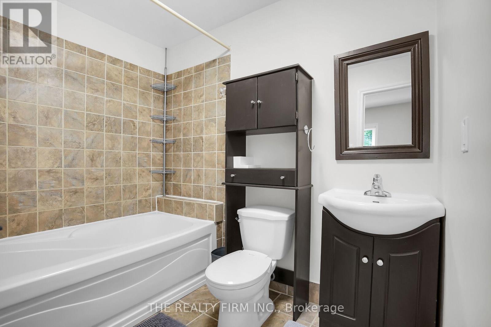 317 Simcoe Street, London East (East K), Ontario  N6B 1J4 - Photo 11 - X12453869
