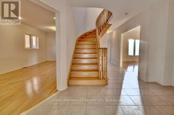 6388 Newcombe Drive, Mississauga, Ontario  L5V 2G6 - Photo 2 - W12453664