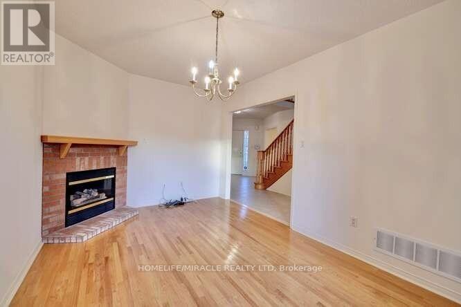 6388 Newcombe Drive, Mississauga, Ontario  L5V 2G6 - Photo 3 - W12453664