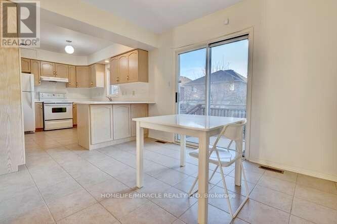 6388 Newcombe Drive, Mississauga, Ontario  L5V 2G6 - Photo 4 - W12453664