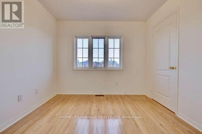 6388 Newcombe Drive, Mississauga, Ontario  L5V 2G6 - Photo 5 - W12453664