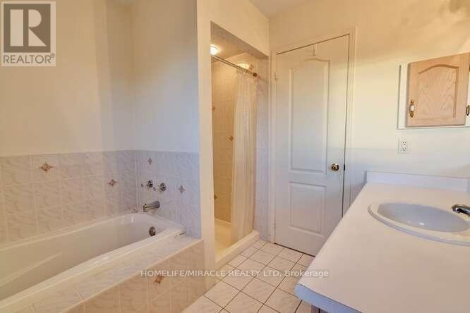 6388 Newcombe Drive, Mississauga, Ontario  L5V 2G6 - Photo 7 - W12453664