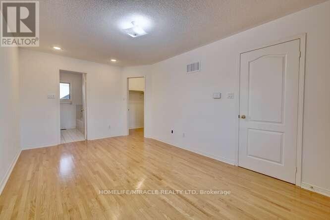 6388 Newcombe Drive, Mississauga, Ontario  L5V 2G6 - Photo 8 - W12453664