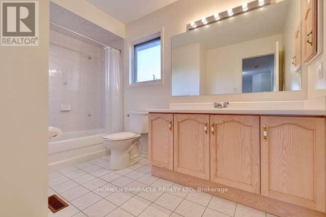 6388 Newcombe Drive, Mississauga, Ontario  L5V 2G6 - Photo 9 - W12453664