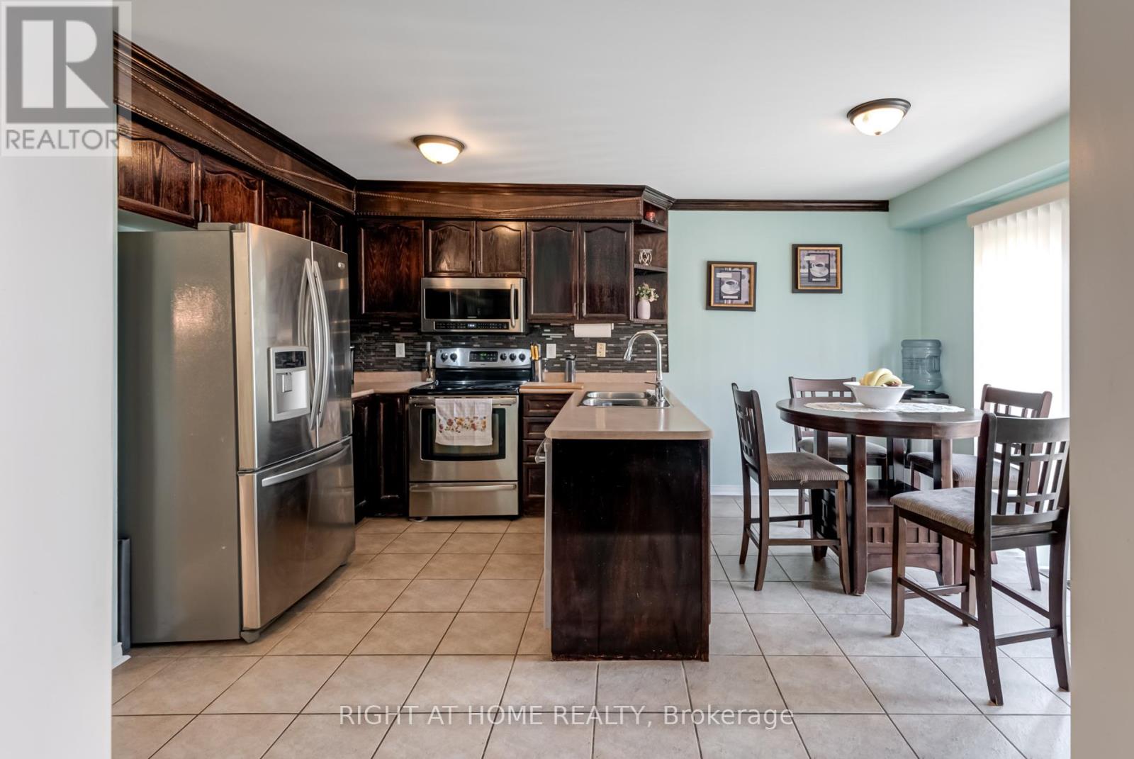 12 Joywill Court, Brampton (Fletcher's Meadow), Ontario  L7A 3T8 - Photo 11 - W12453679