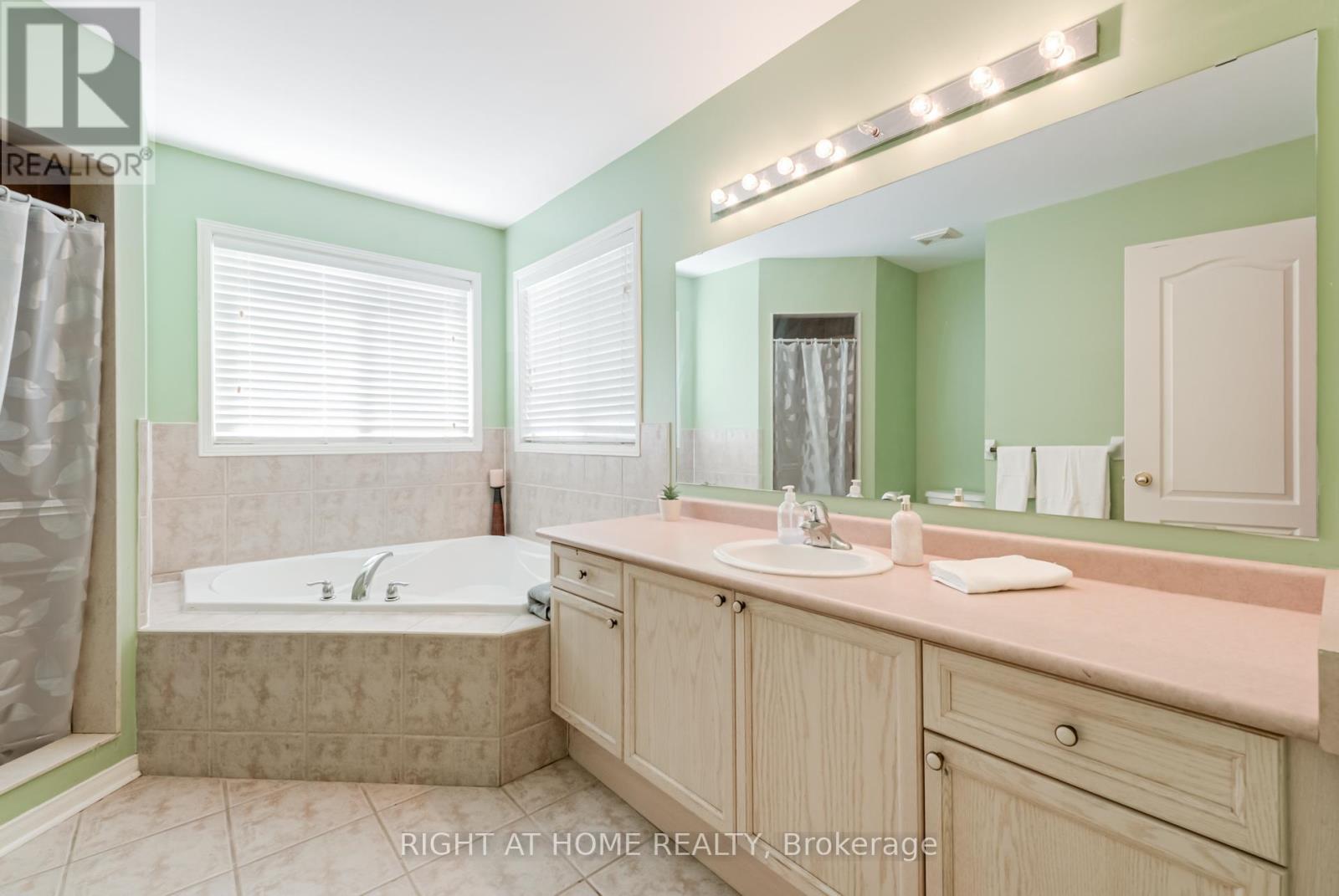 12 Joywill Court, Brampton (Fletcher's Meadow), Ontario  L7A 3T8 - Photo 23 - W12453679