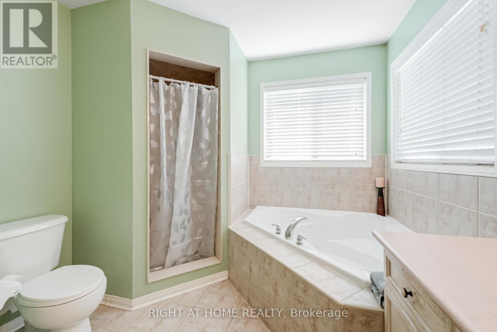 12 Joywill Court, Brampton (Fletcher's Meadow), Ontario  L7A 3T8 - Photo 24 - W12453679