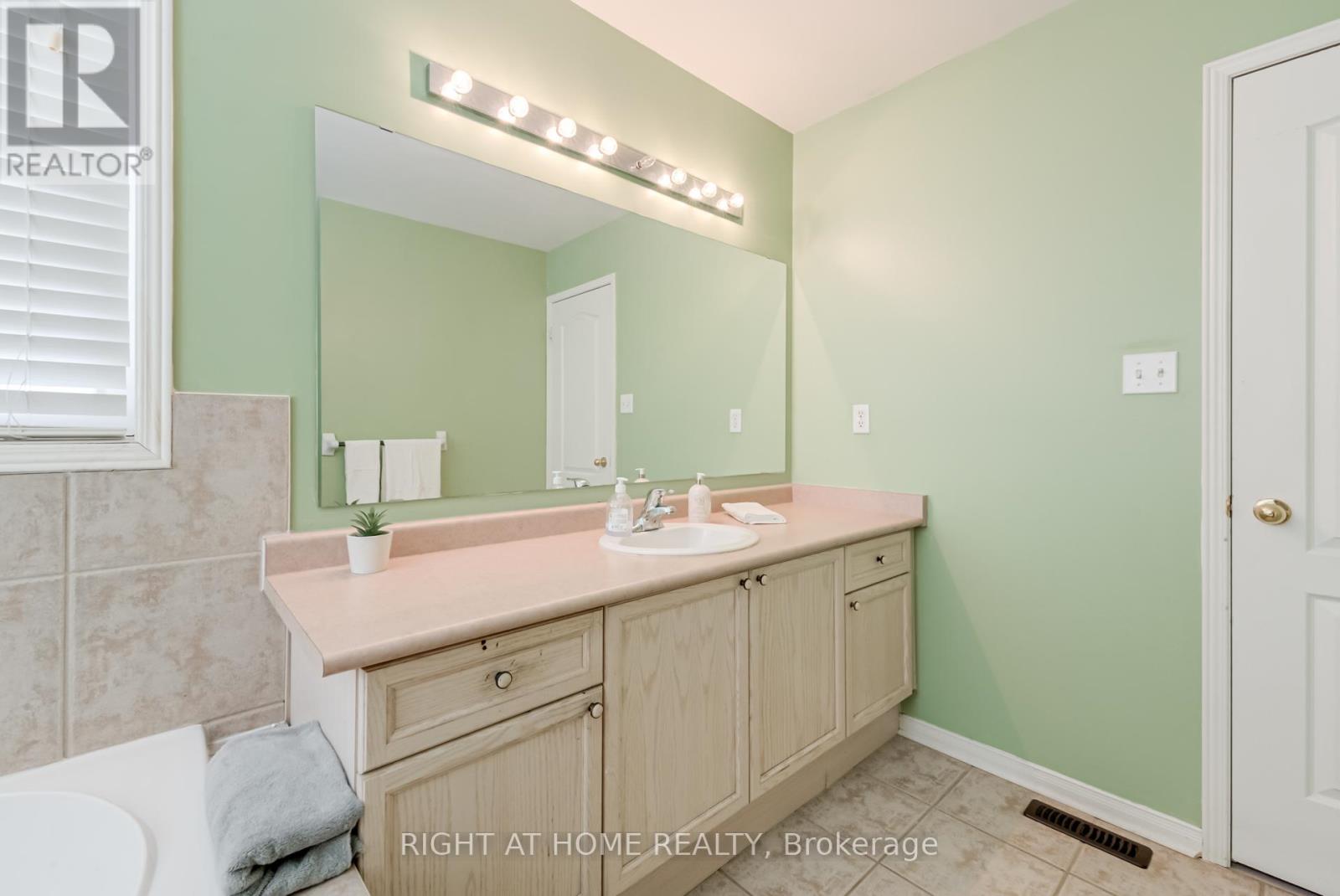 12 Joywill Court, Brampton (Fletcher's Meadow), Ontario  L7A 3T8 - Photo 25 - W12453679