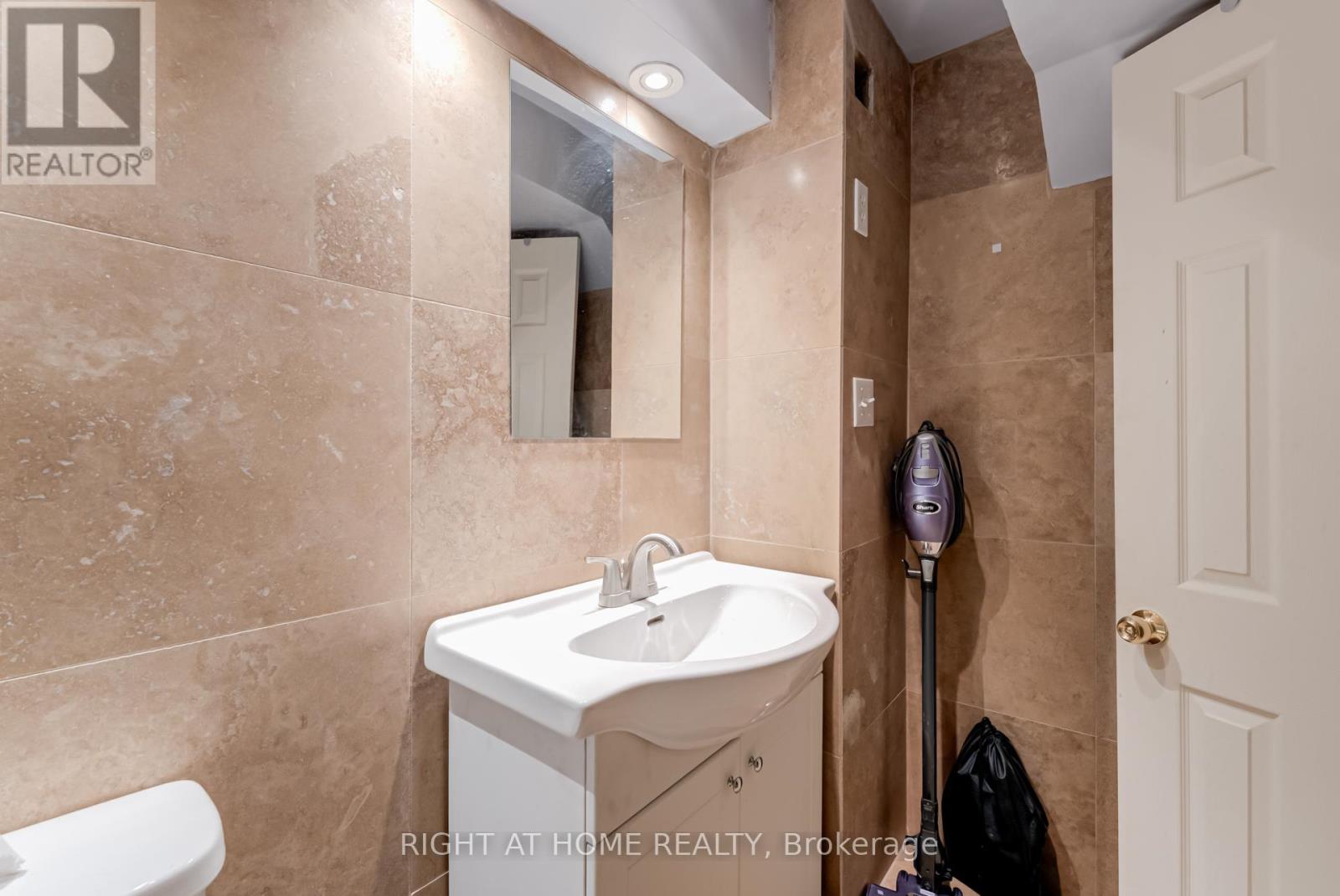 12 Joywill Court, Brampton (Fletcher's Meadow), Ontario  L7A 3T8 - Photo 40 - W12453679