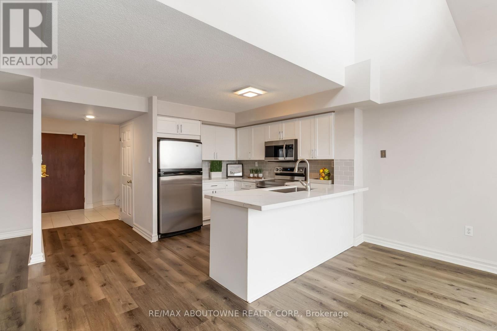 403 - 221 Robinson Street, Oakville, Ontario  L6J 7N9 - Photo 10 - W12453687