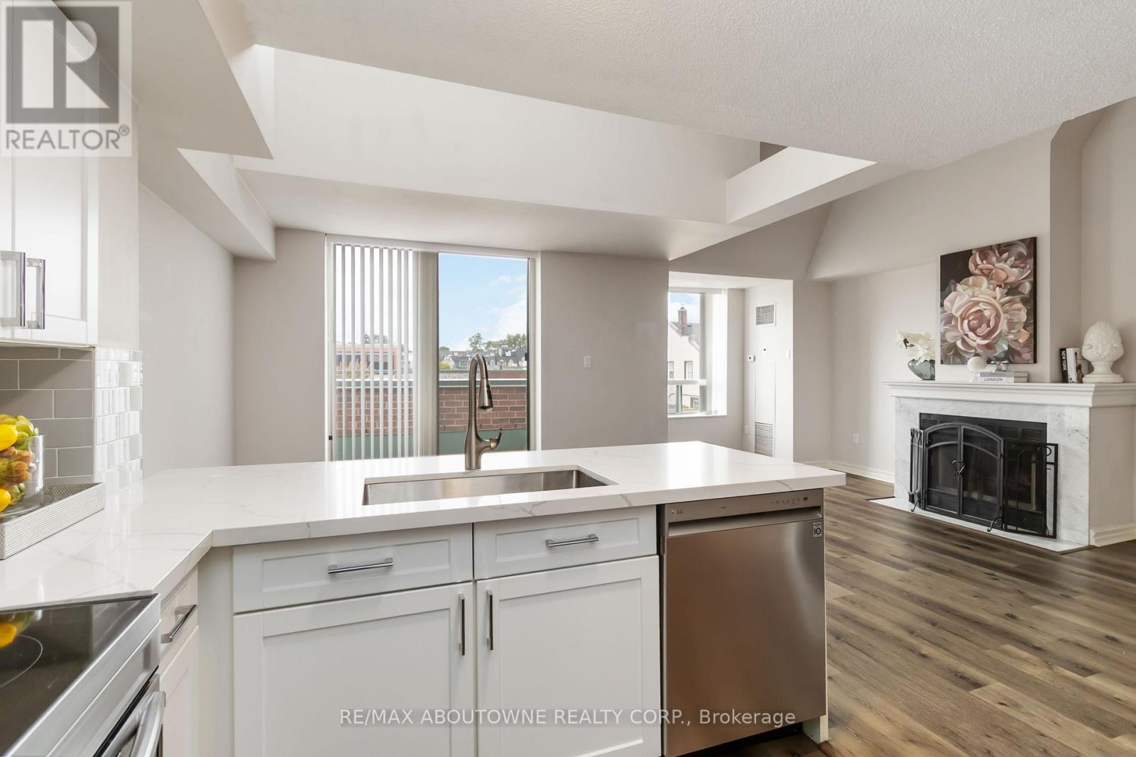 403 - 221 Robinson Street, Oakville, Ontario  L6J 7N9 - Photo 12 - W12453687