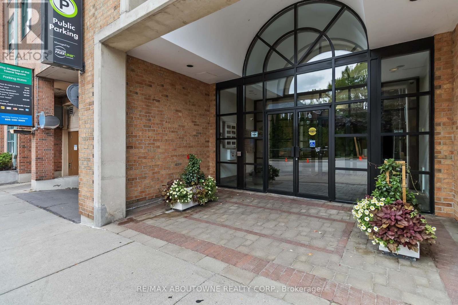 403 - 221 Robinson Street, Oakville, Ontario  L6J 7N9 - Photo 2 - W12453687