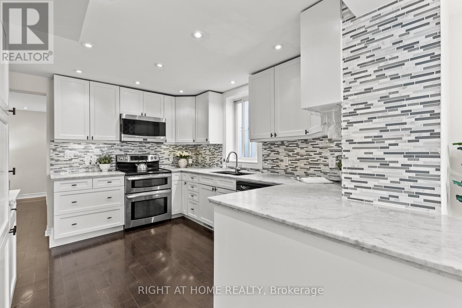 10 Haliburton Avenue, Toronto (Islington-City Centre West), Ontario  M9B 4Y2 - Photo 15 - W12453689