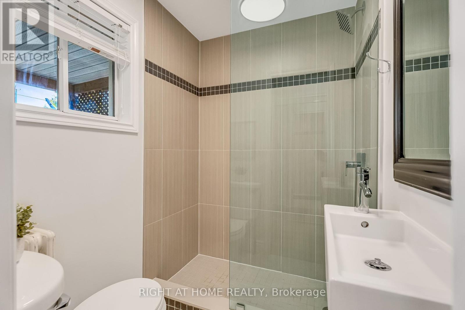 232 Sixth Street, Toronto (New Toronto), Ontario  M8V 3A7 - Photo 16 - W12453716