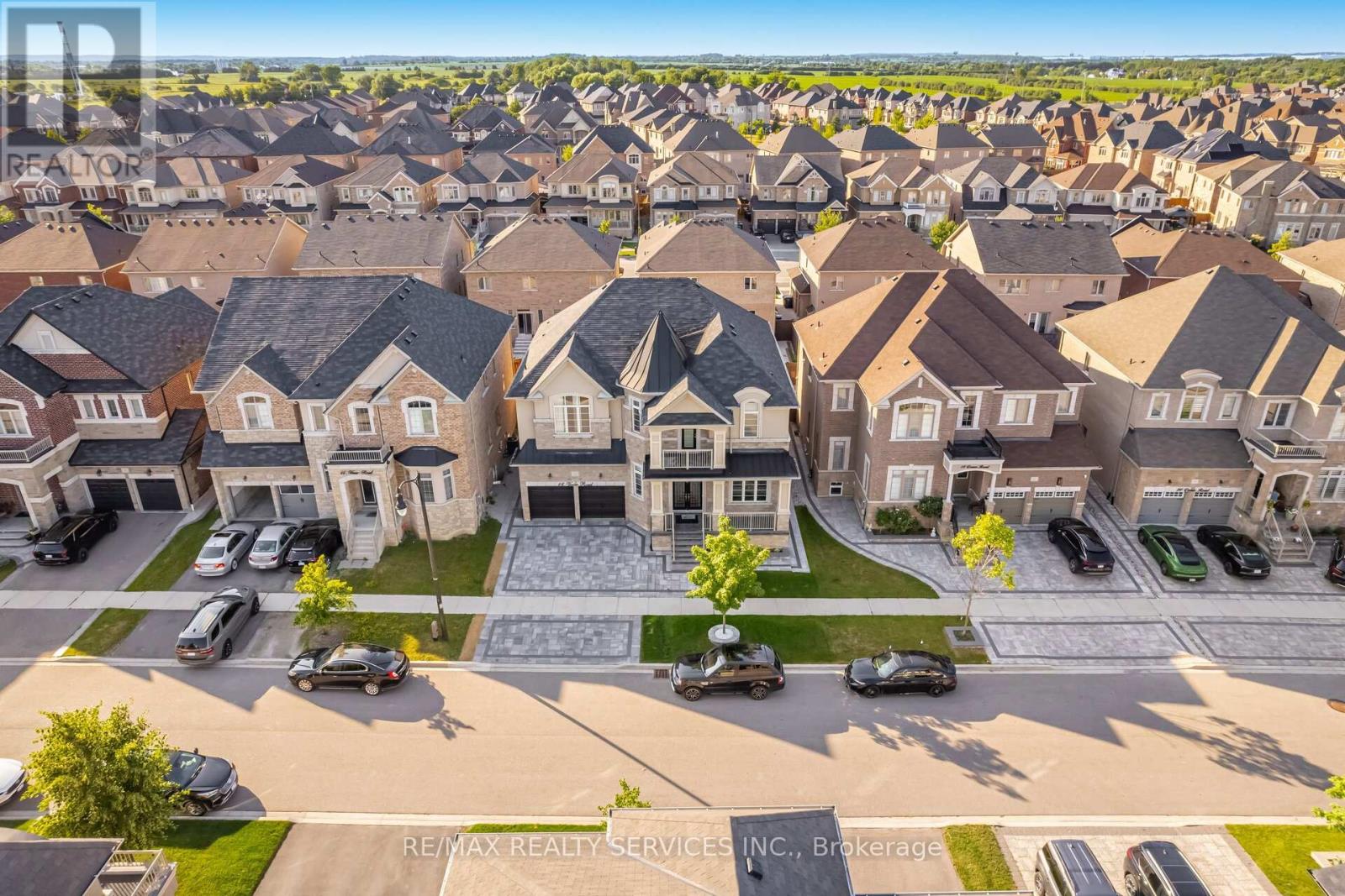 16 Venue Road, Brampton (Toronto Gore Rural Estate), Ontario  L6P 4E5 - Photo 2 - W12453742