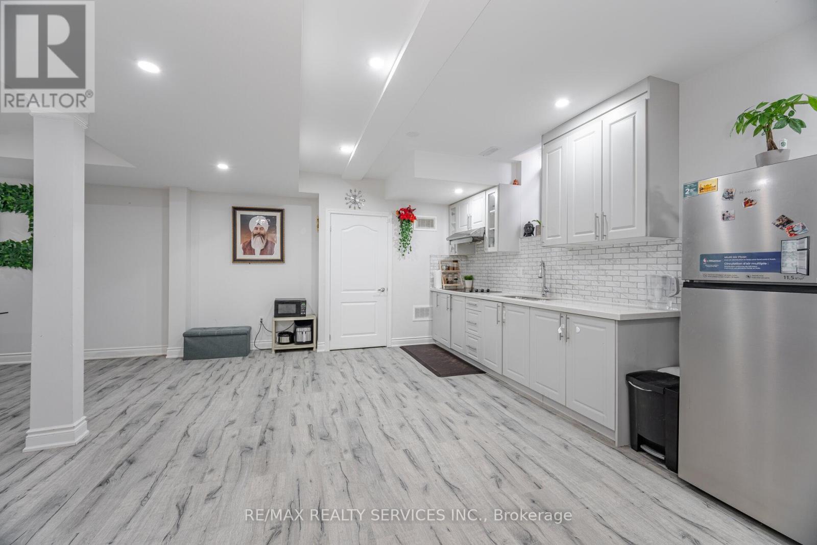 16 Venue Road, Brampton (Toronto Gore Rural Estate), Ontario  L6P 4E5 - Photo 41 - W12453742