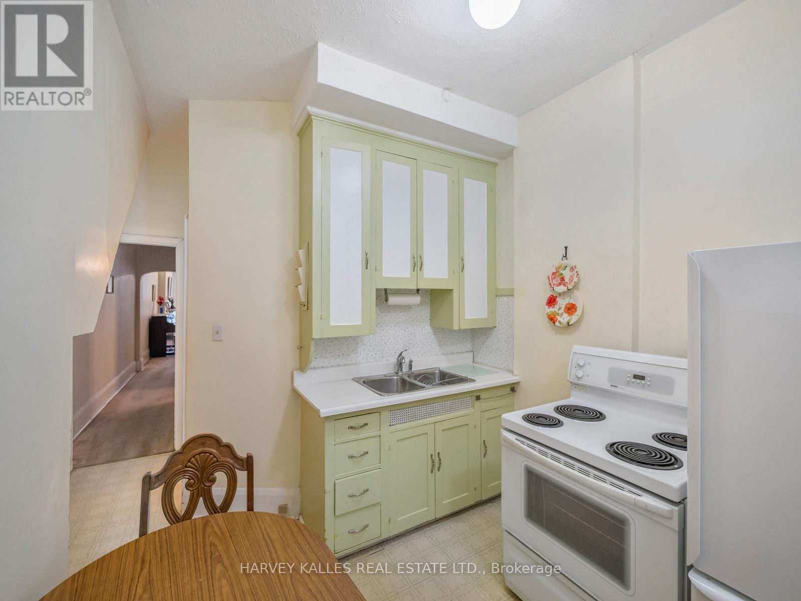 132 Close Avenue, Toronto, Ontario  M6K 2V5 - Photo 16 - W12453756