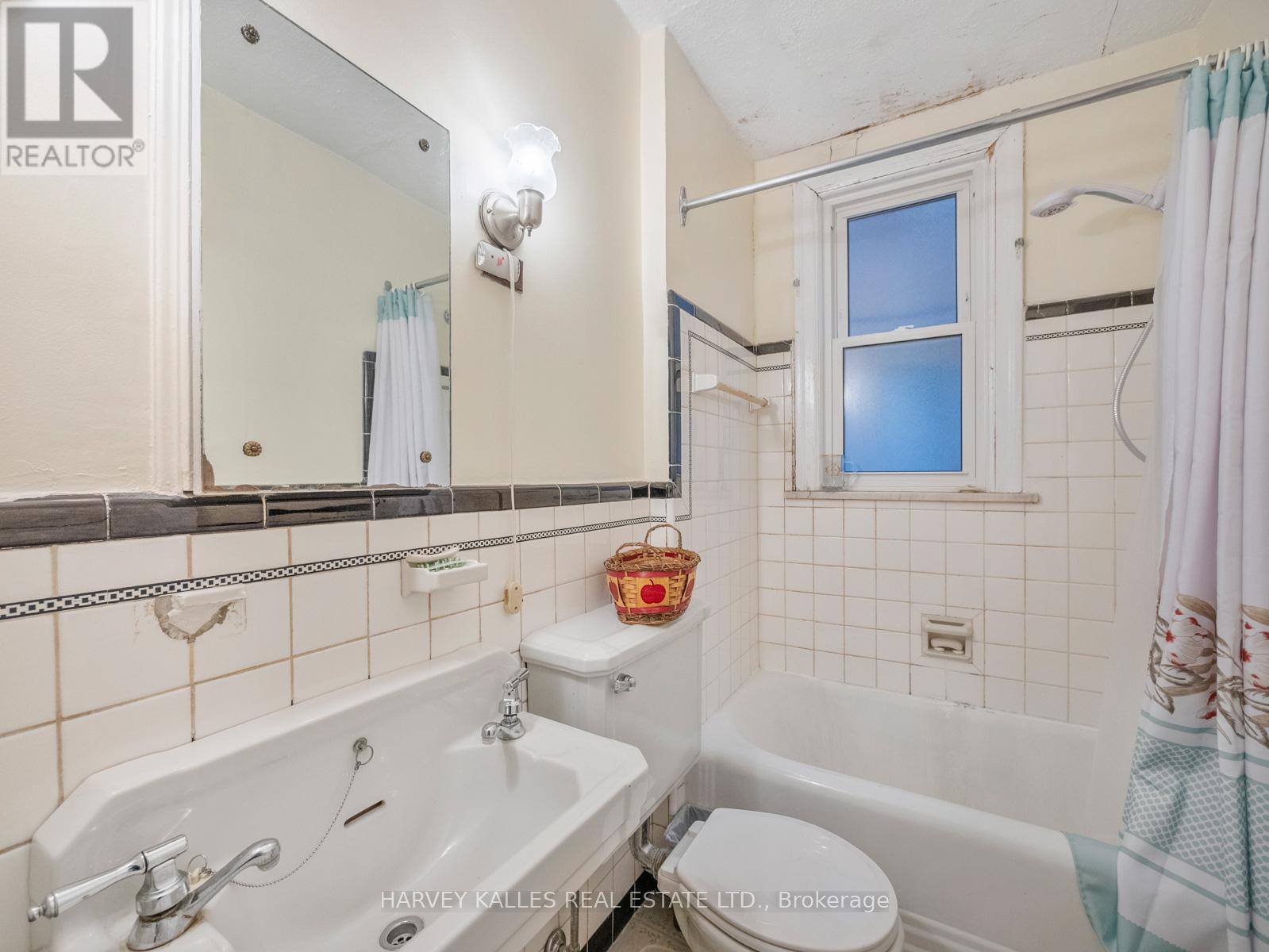 132 Close Avenue, Toronto, Ontario  M6K 2V5 - Photo 19 - W12453756