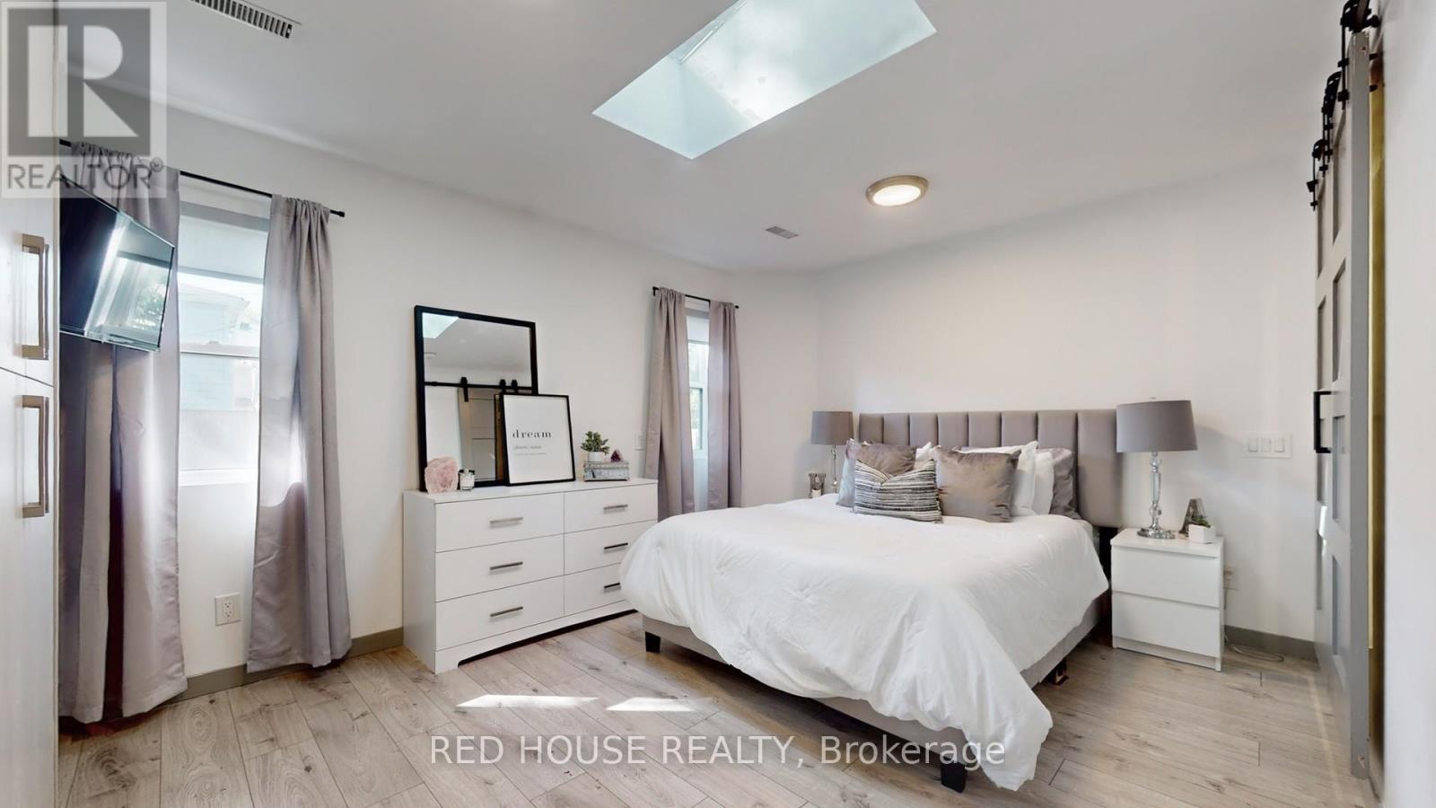 Upper - 22 Gladsmore Crescent, Toronto, Ontario  M9W 3Y9 - Photo 11 - W12453796