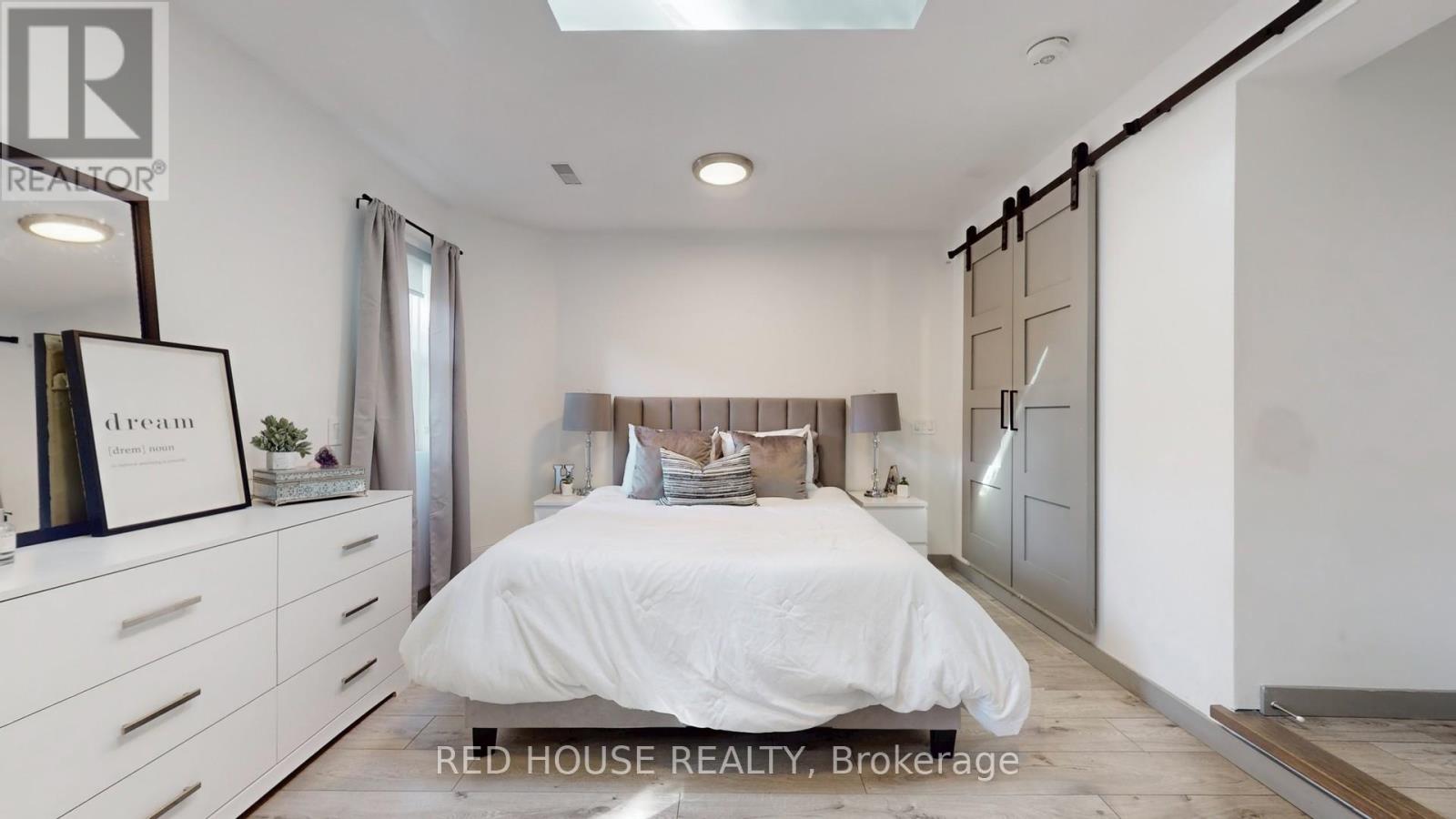 Upper - 22 Gladsmore Crescent, Toronto, Ontario  M9W 3Y9 - Photo 12 - W12453796