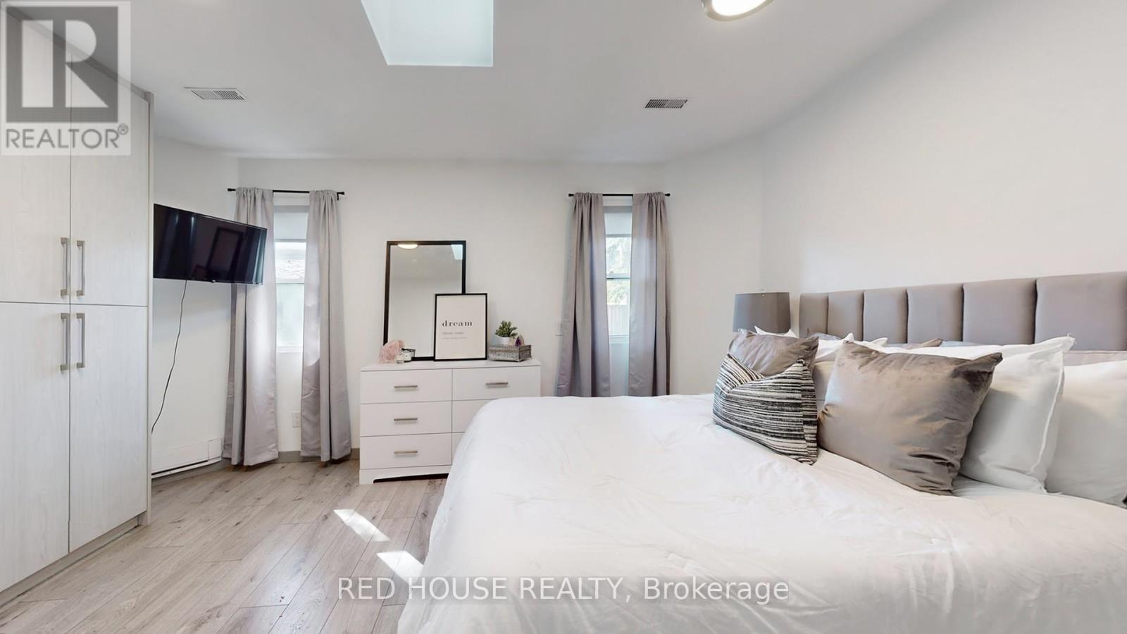 Upper - 22 Gladsmore Crescent, Toronto, Ontario  M9W 3Y9 - Photo 14 - W12453796