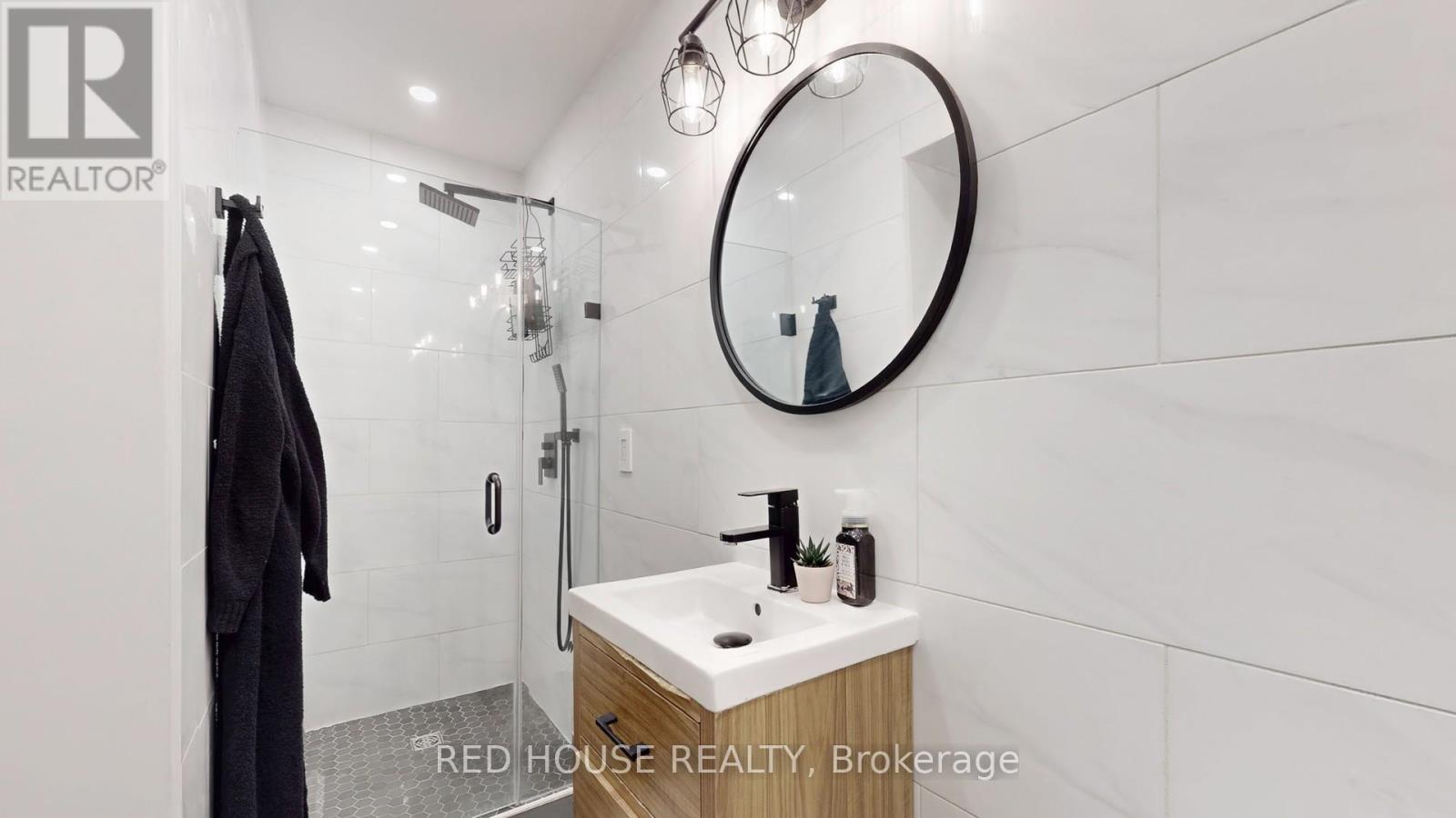 Upper - 22 Gladsmore Crescent, Toronto, Ontario  M9W 3Y9 - Photo 16 - W12453796