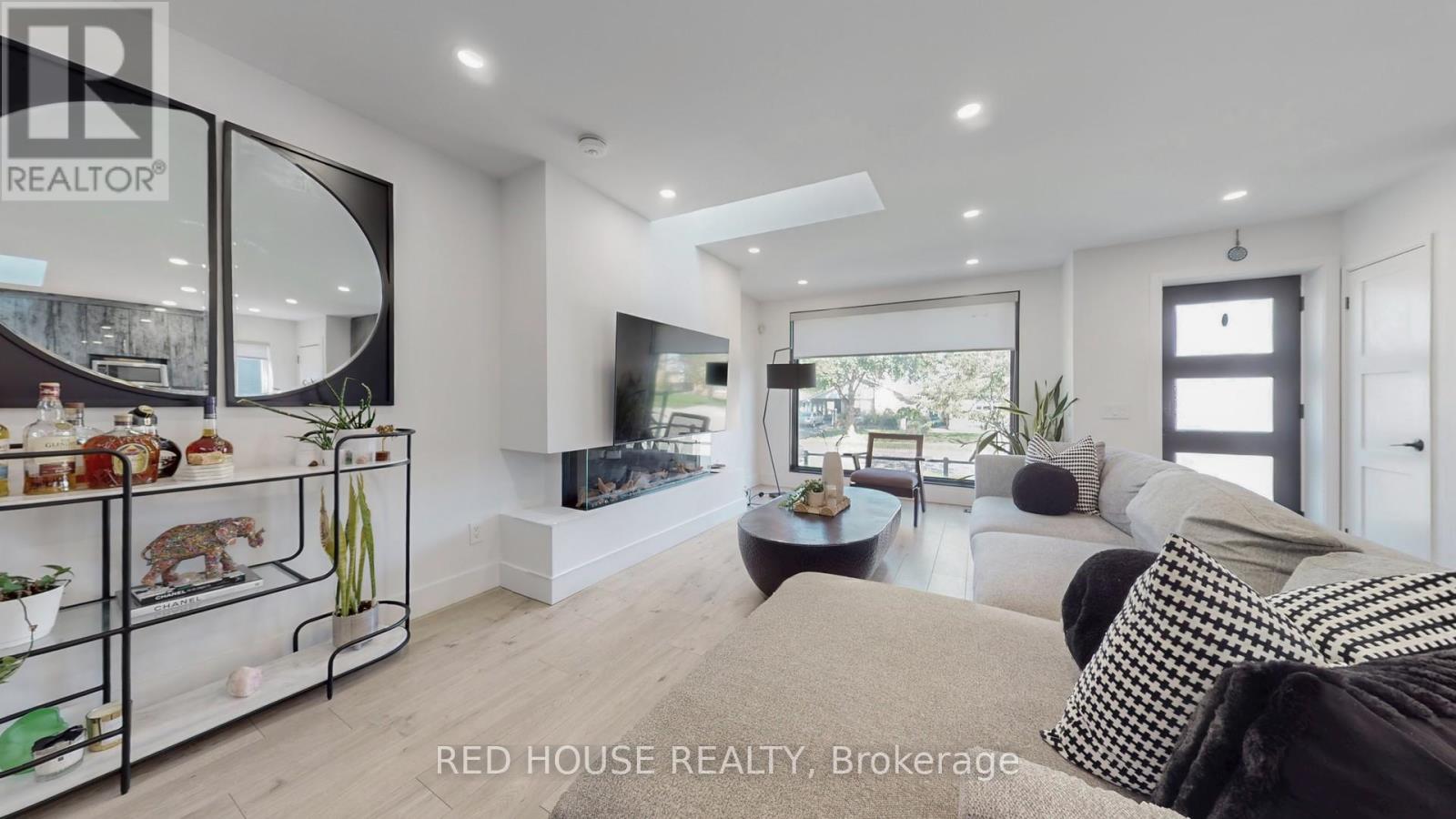 Upper - 22 Gladsmore Crescent, Toronto, Ontario  M9W 3Y9 - Photo 2 - W12453796