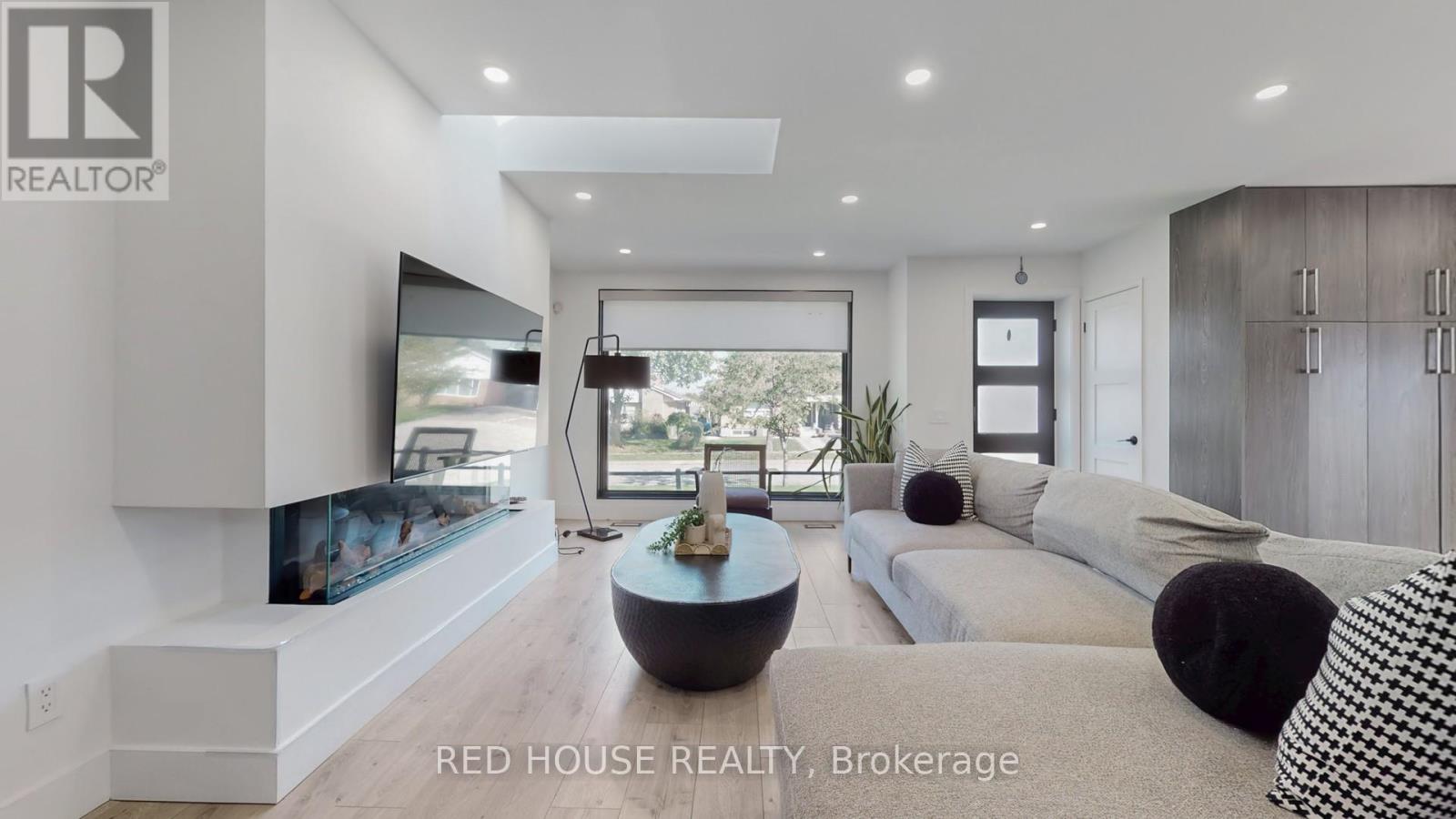 Upper - 22 Gladsmore Crescent, Toronto, Ontario  M9W 3Y9 - Photo 3 - W12453796