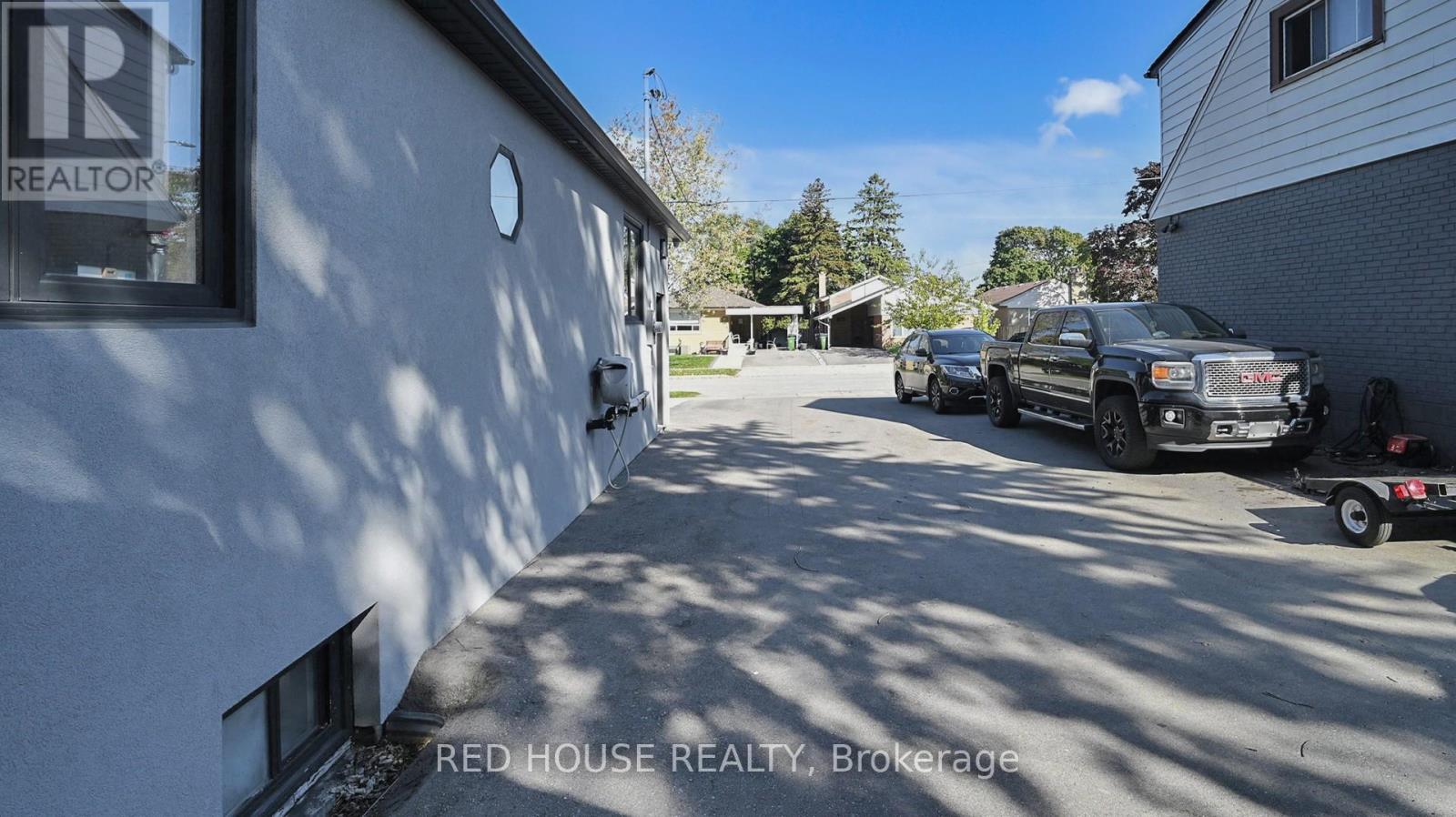 Upper - 22 Gladsmore Crescent, Toronto, Ontario  M9W 3Y9 - Photo 30 - W12453796