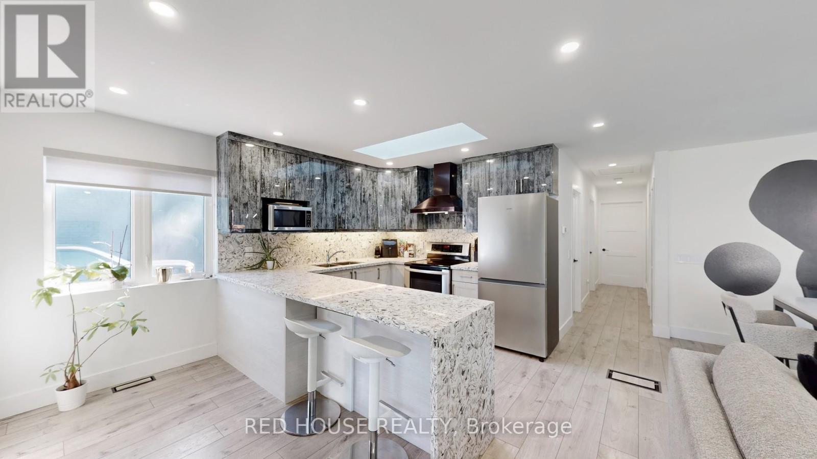 Upper - 22 Gladsmore Crescent, Toronto, Ontario  M9W 3Y9 - Photo 6 - W12453796