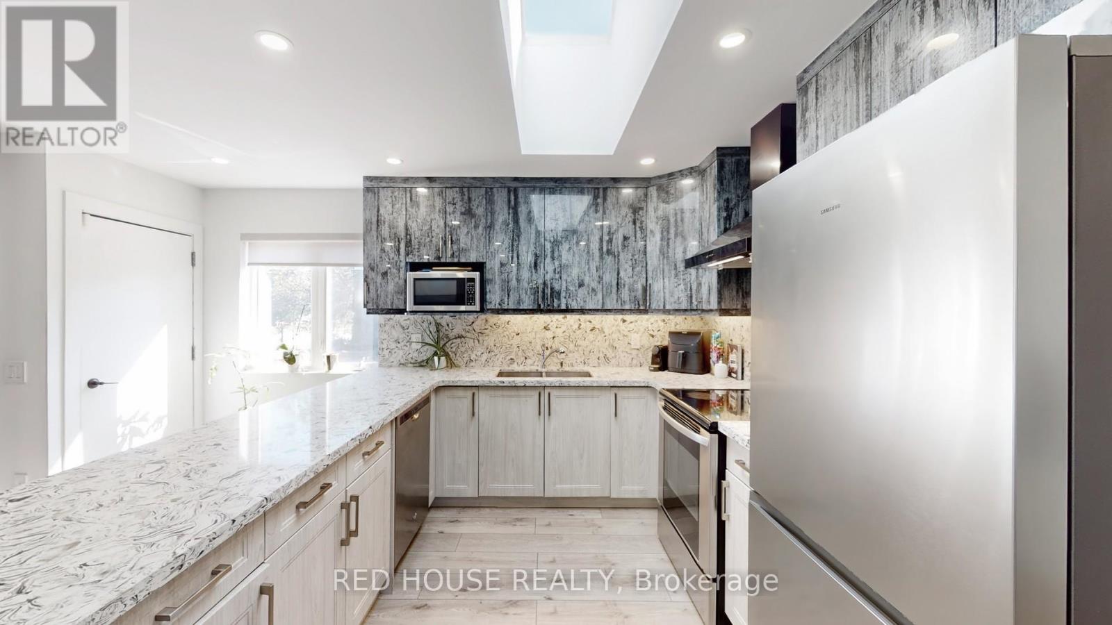 Upper - 22 Gladsmore Crescent, Toronto, Ontario  M9W 3Y9 - Photo 7 - W12453796