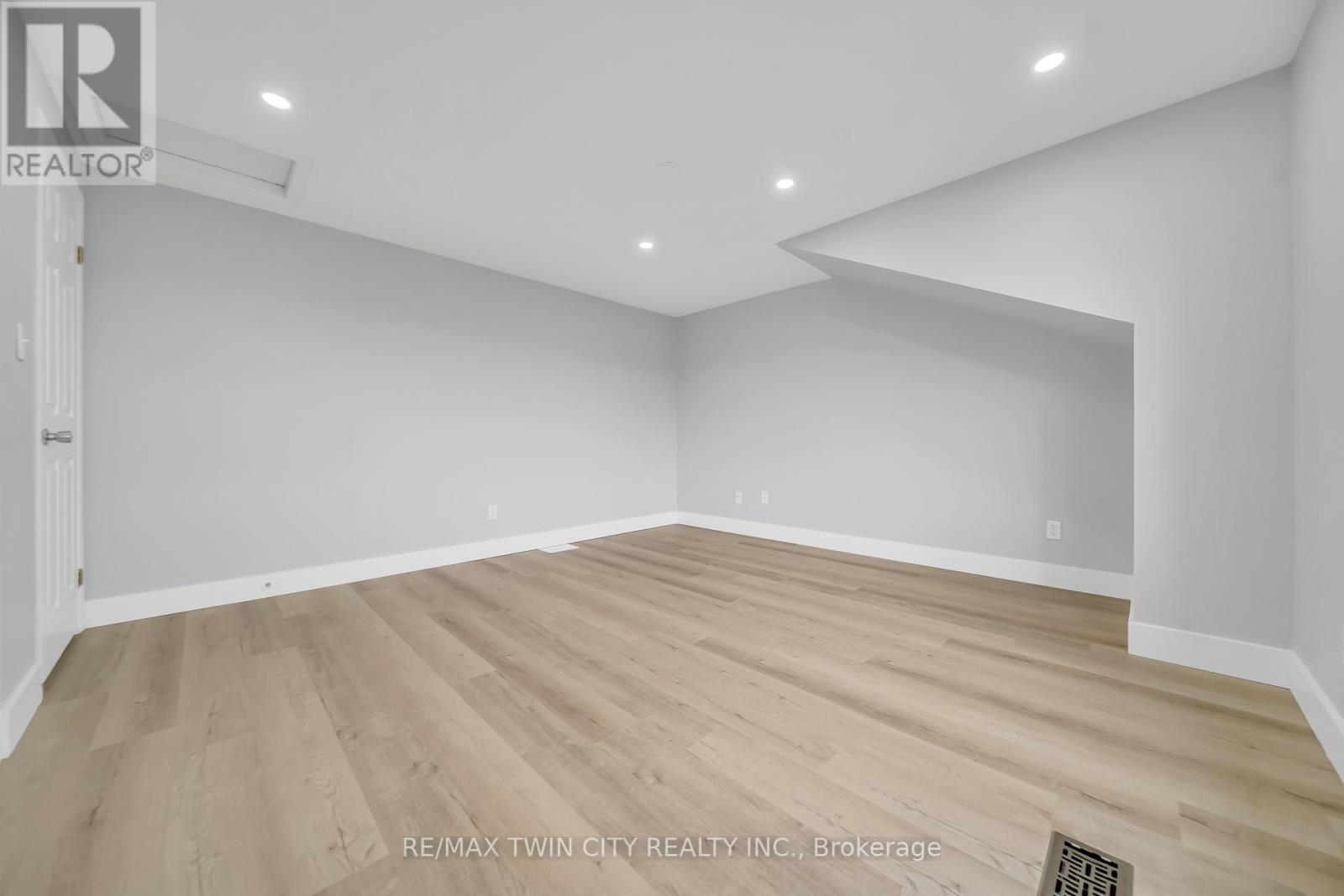 698 Activa Avenue, Kitchener, Ontario  N2E 4E1 - Photo 19 - X12453666