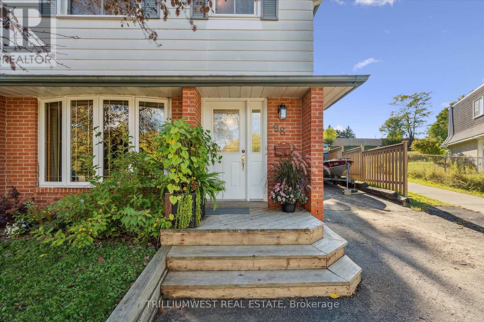 98 Shadeland Crescent, Kitchener, Ontario  N2M 2H9 - Photo 2 - X12453743