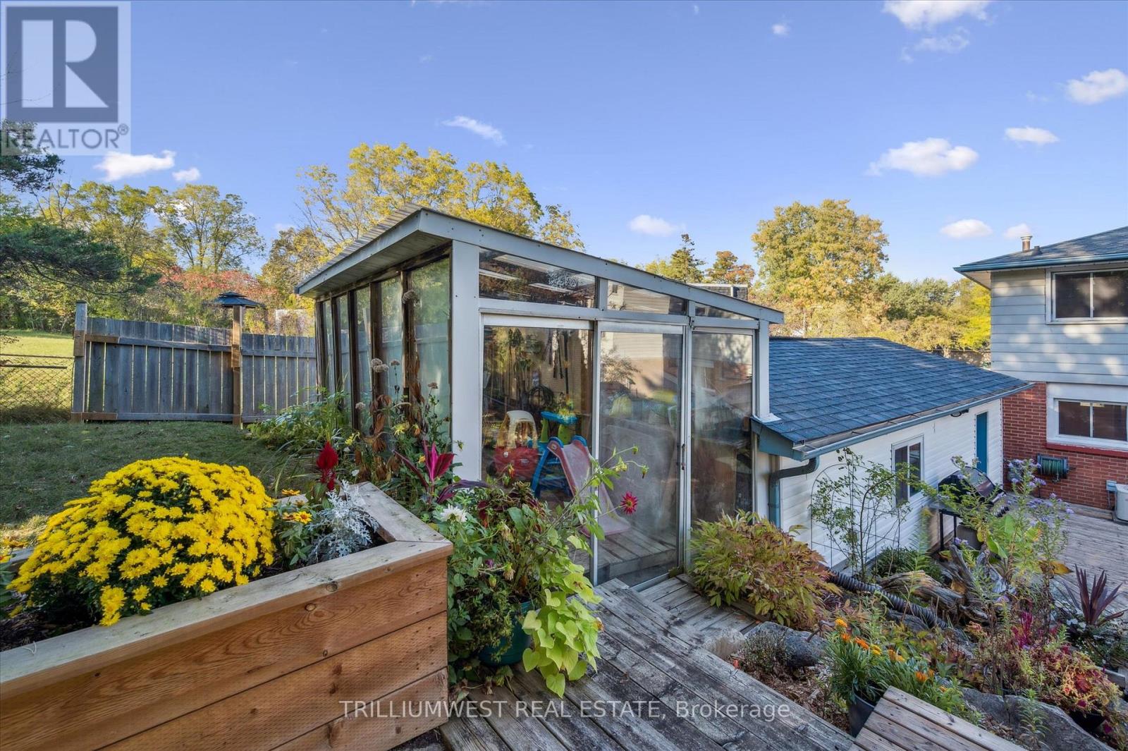 98 Shadeland Crescent, Kitchener, Ontario  N2M 2H9 - Photo 37 - X12453743