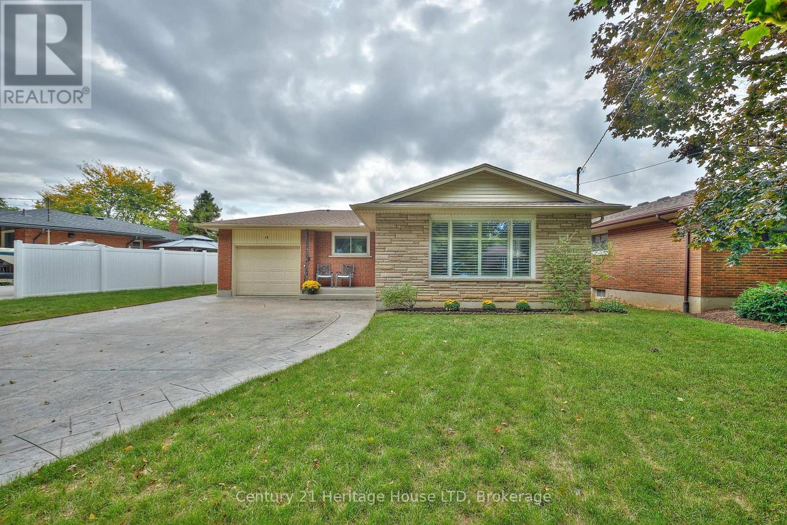 18 Princeway Drive, St. Catharines, Ontario  L2N 2X6 - Photo 1 - X12431829