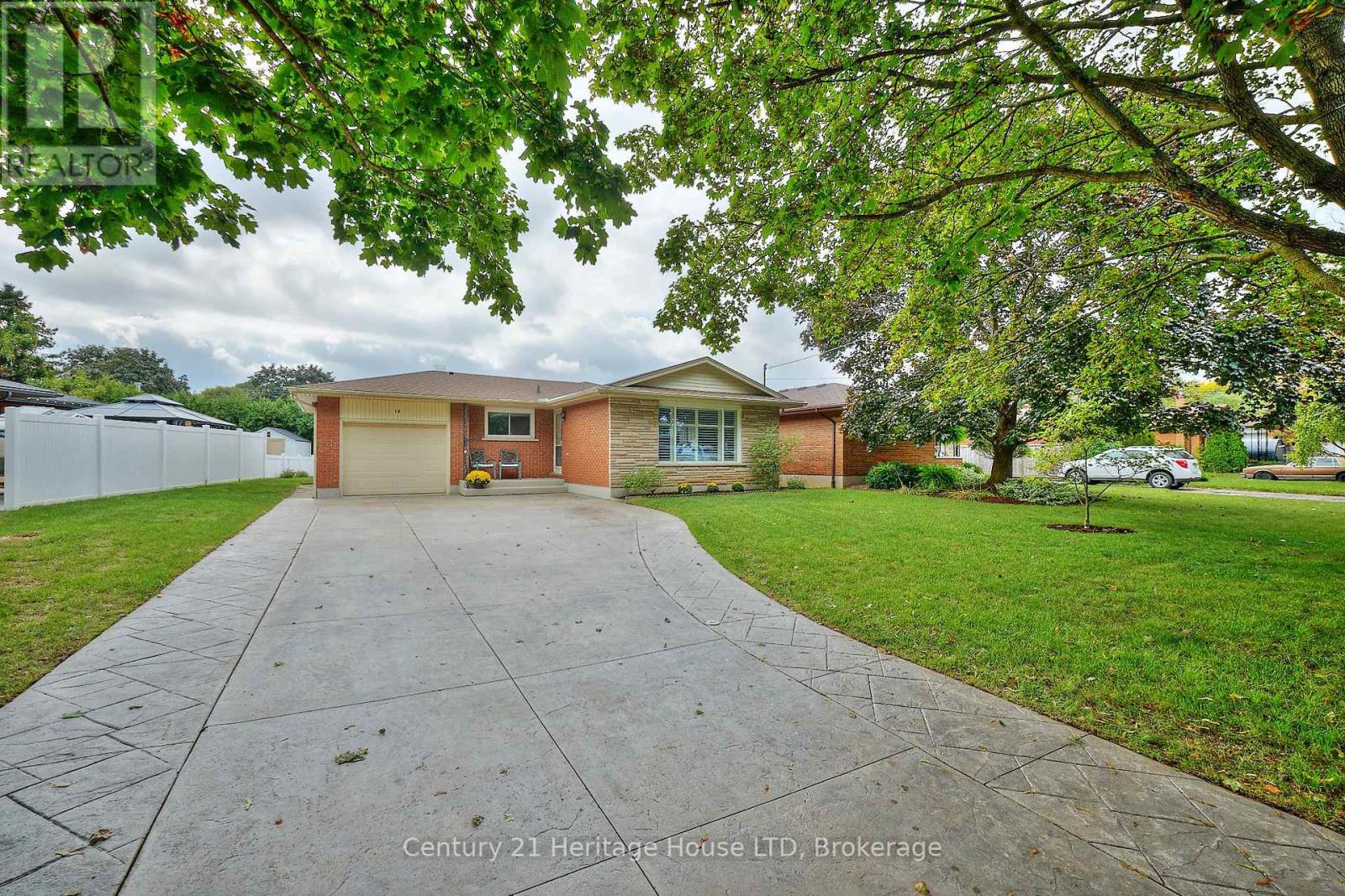 18 Princeway Drive, St. Catharines, Ontario  L2N 2X6 - Photo 2 - X12431829