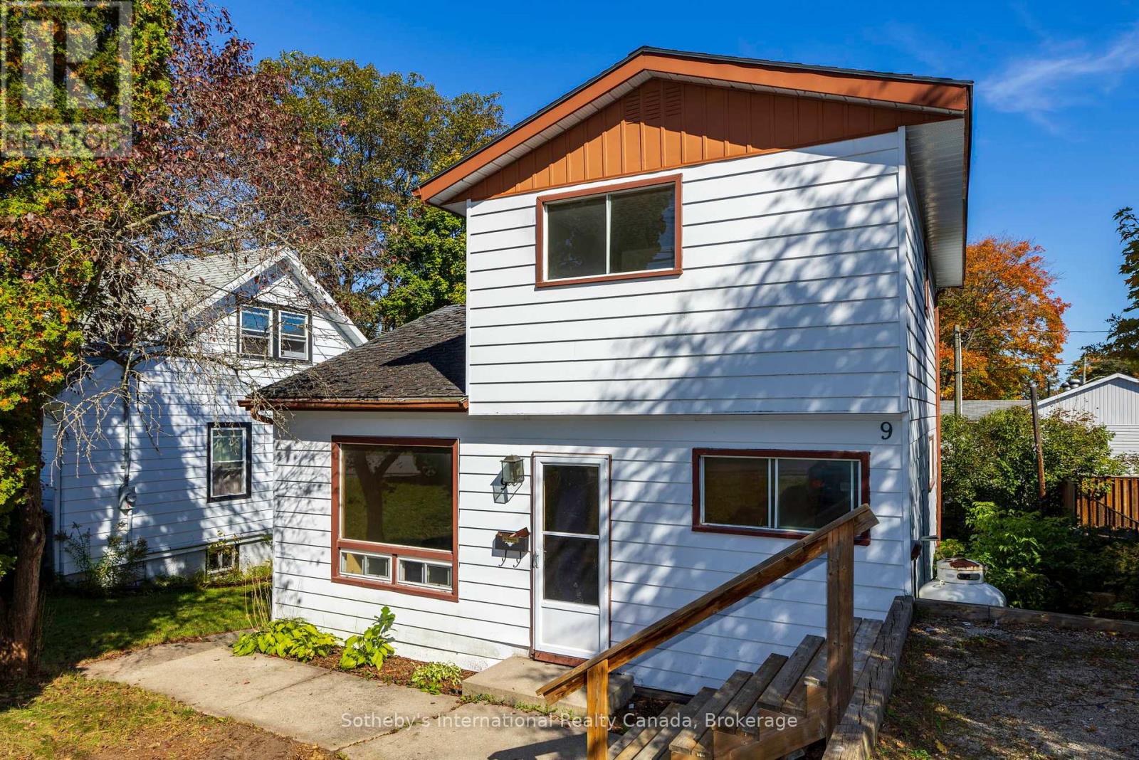 9 Summitt Avenue, Parry Sound, Ontario  P2A 2J4 - Photo 1 - X12453938