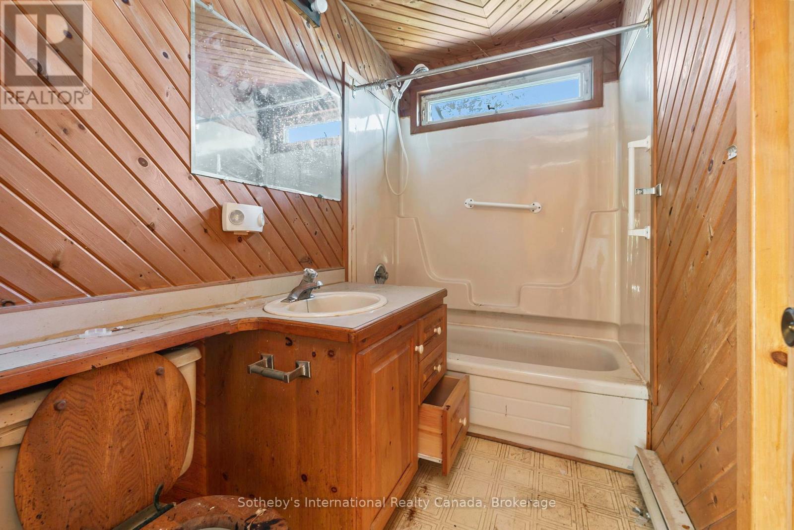 9 Summitt Avenue, Parry Sound, Ontario  P2A 2J4 - Photo 10 - X12453938