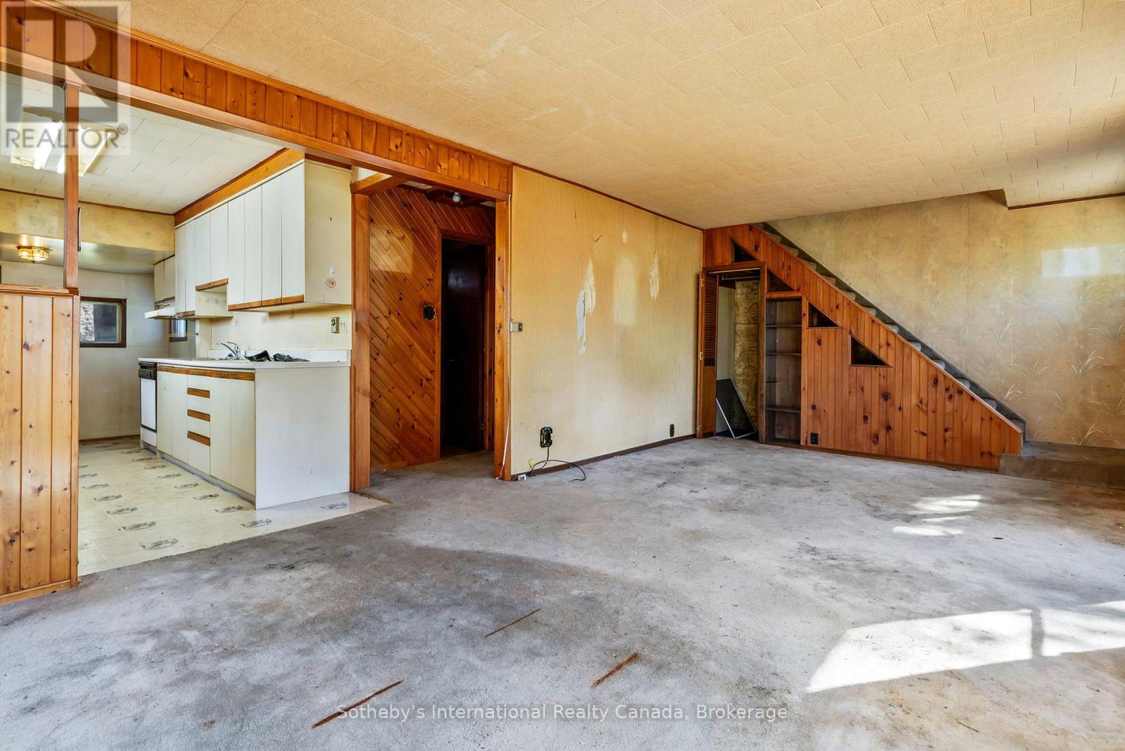 9 Summitt Avenue, Parry Sound, Ontario  P2A 2J4 - Photo 4 - X12453938