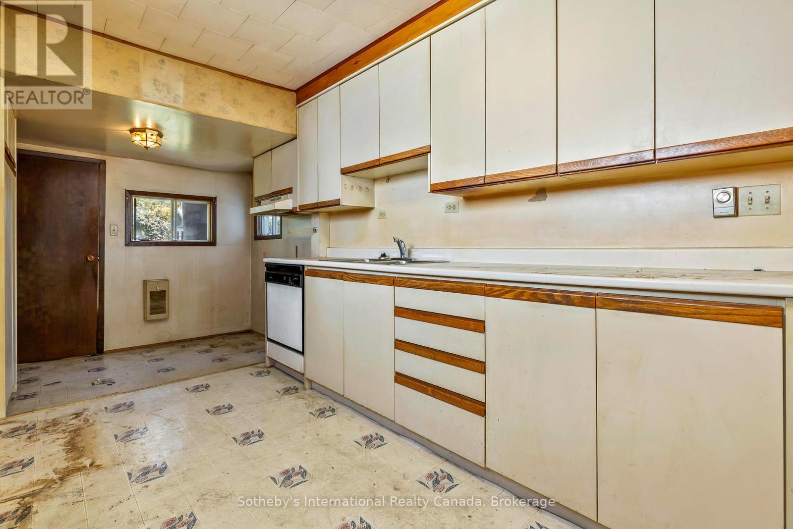 9 Summitt Avenue, Parry Sound, Ontario  P2A 2J4 - Photo 6 - X12453938