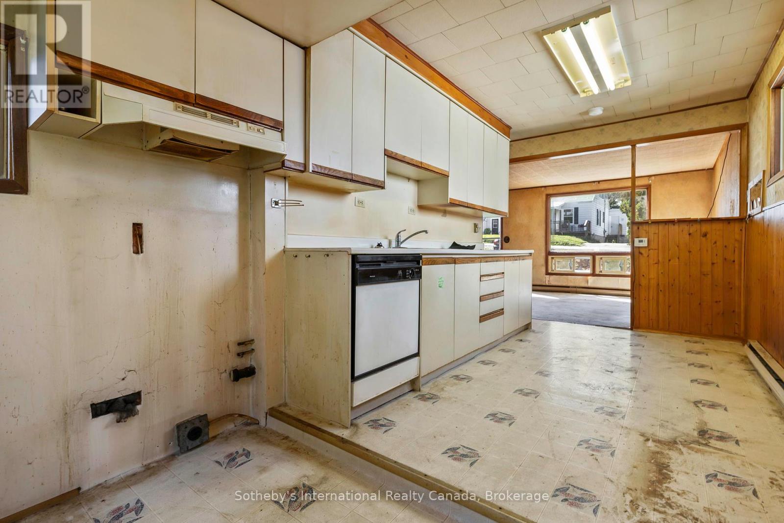 9 Summitt Avenue, Parry Sound, Ontario  P2A 2J4 - Photo 7 - X12453938