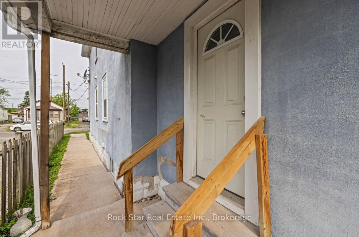 225 Chaffey Street, Welland, Ontario  L3B 2Y7 - Photo 2 - X12418695