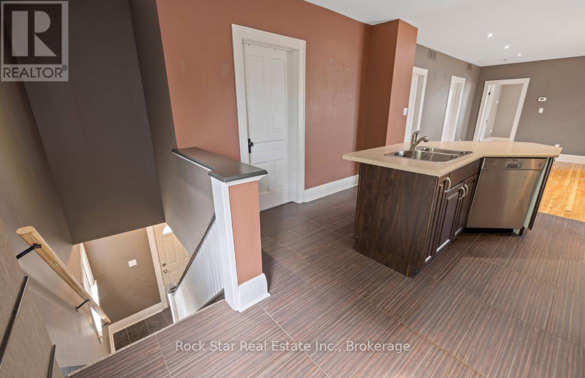 225 Chaffey Street, Welland, Ontario  L3B 2Y7 - Photo 4 - X12418695