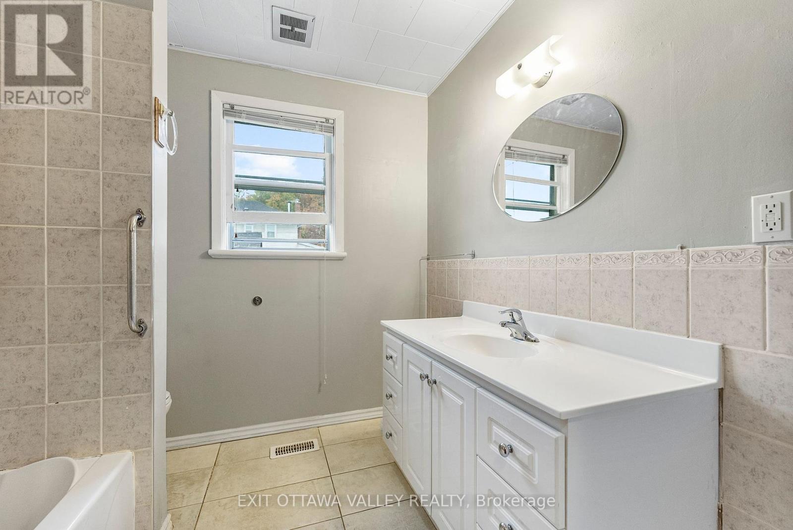 48 Needham Street, Madawaska Valley, Ontario  K0J 1B0 - Photo 20 - X12454057