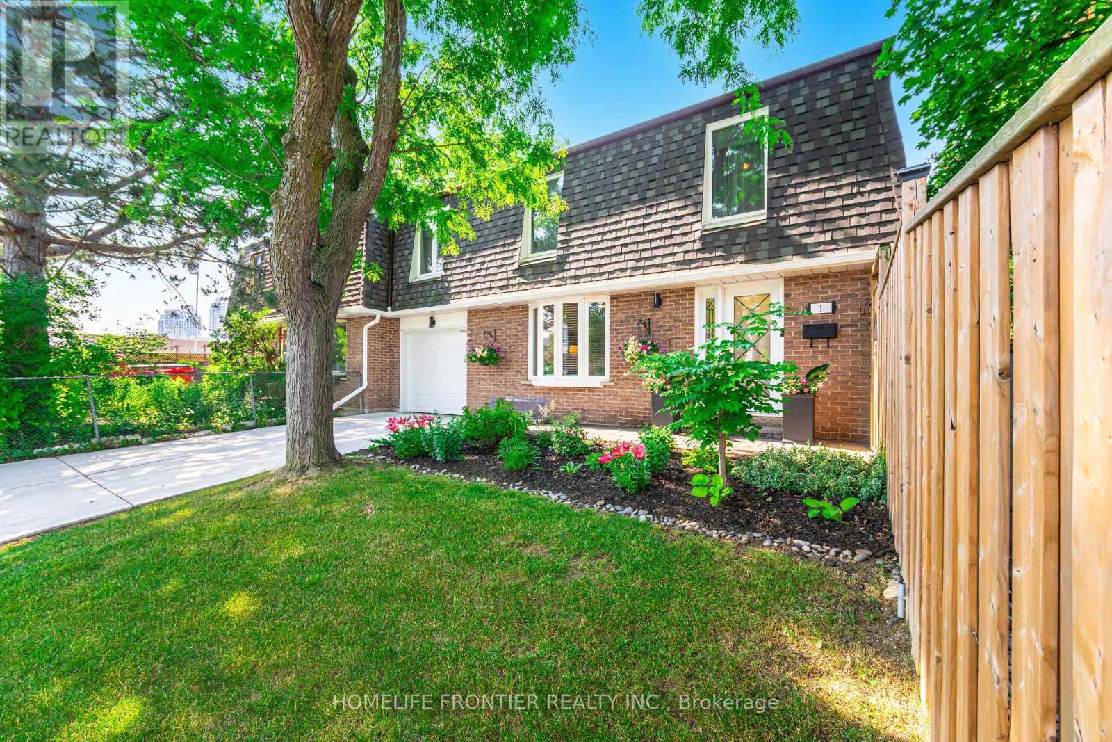 1 Denava Gate, Richmond Hill, Ontario  L4C 5E3 - Photo 4 - N12453845