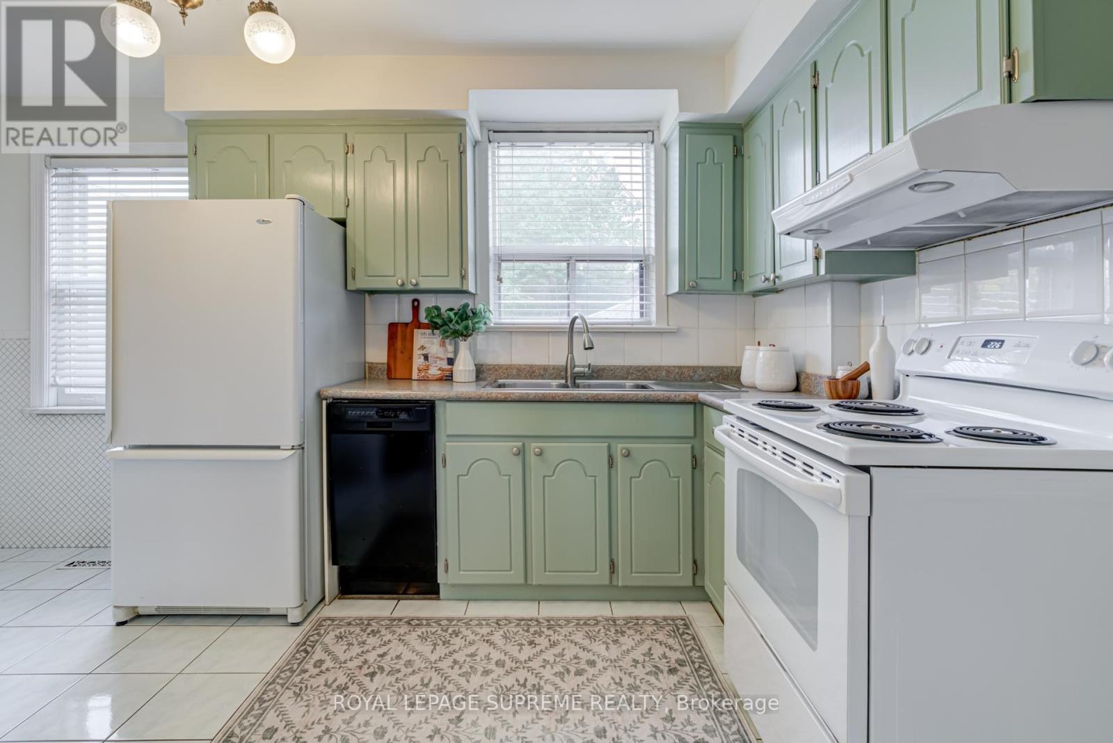 339 Hopewell Avenue, Toronto, Ontario  M6E 2S1 - Photo 11 - W12453831