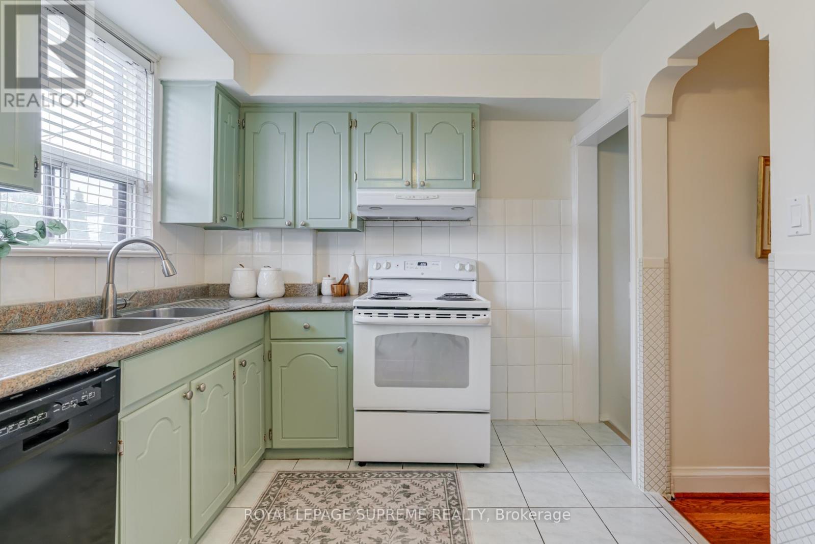 339 Hopewell Avenue, Toronto, Ontario  M6E 2S1 - Photo 12 - W12453831