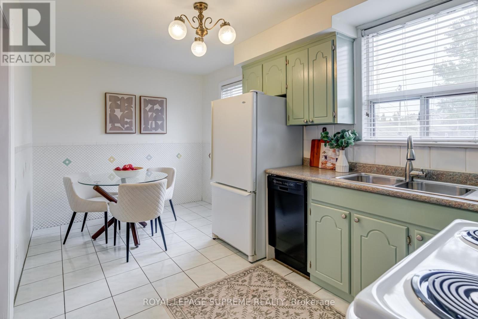 339 Hopewell Avenue, Toronto, Ontario  M6E 2S1 - Photo 14 - W12453831