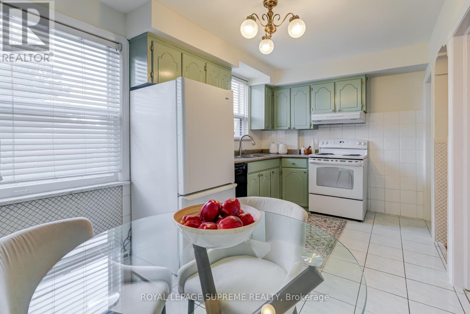 339 Hopewell Avenue, Toronto, Ontario  M6E 2S1 - Photo 15 - W12453831