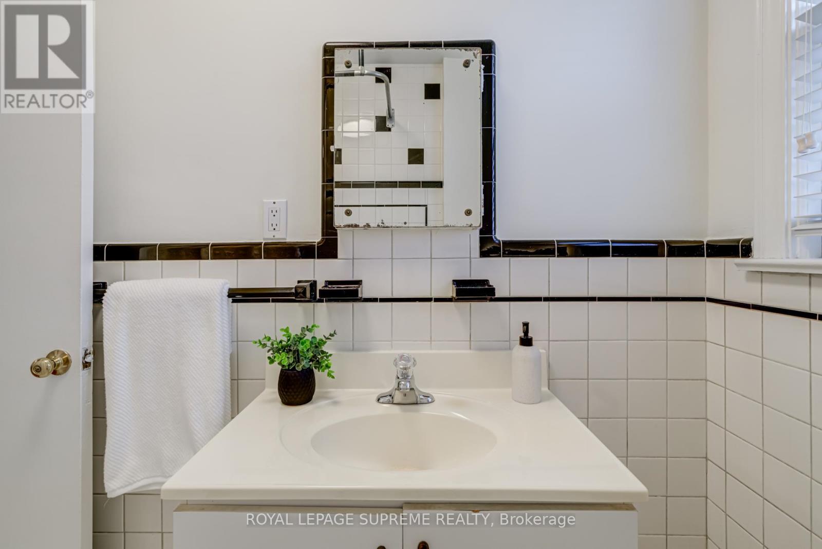 339 Hopewell Avenue, Toronto, Ontario  M6E 2S1 - Photo 29 - W12453831